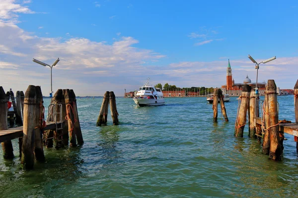 Varış bir motorlu tekne sabah. Venedik, İtalya