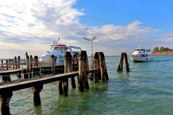 Varış bir motorlu tekne sabah. Venedik, İtalya