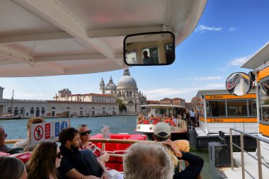Venedik, Italya. Vaporetto 'dan Basilica di Santa Maria della Salute