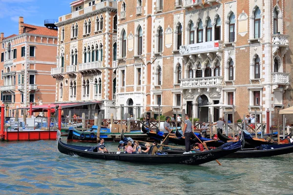 Toeristen reizen per gondel in Venetië, Italië — Stockfoto