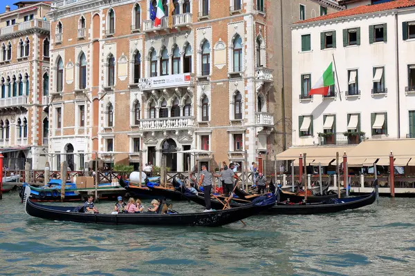 Turisták utazási a gondola, Velence, Olaszország — Stock Fotó