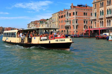 Turistler vaporetto (su otobüsü) Venedik seyahat.