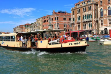 Venedik canal Grande'ye vaporetto tarafından turistler seyahat.