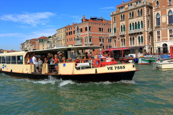 Les touristes voyagent en vaporetto dans le Grand Canal de Venise . — Photo