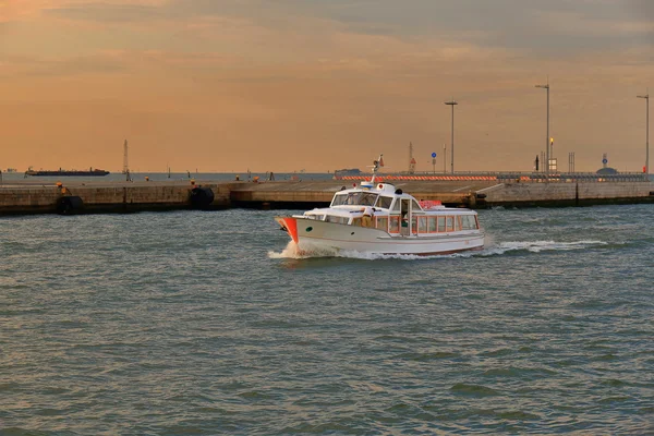 Sailing white motorboat in port of Venice at sunrise — Stock Photo, Image