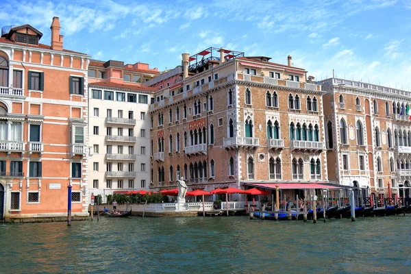 Gondolas lângă Hotelul Bauer Palazzo din Veneția, Italia — Fotografie, imagine de stoc