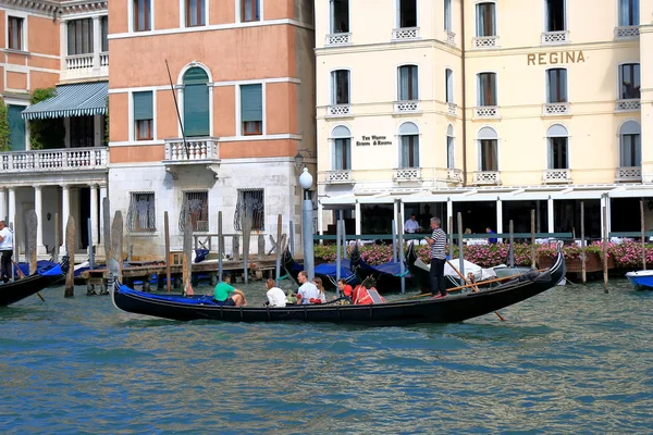 Vitorlázás a gondola emberek által a velencei Canal Grandéra — Stock Fotó