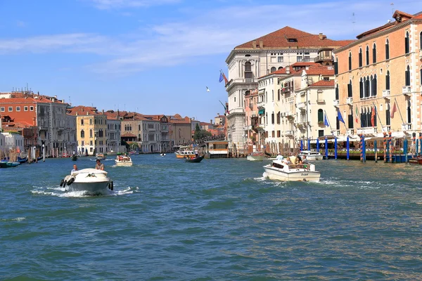 Venice, Italy. Boats in Grand Canal in summer day. — Stock Photo, Image