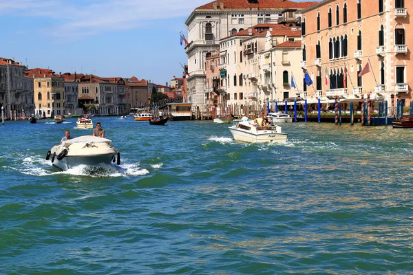 Venice, Italy. Boats with people in Grand Canal — Stock Photo, Image