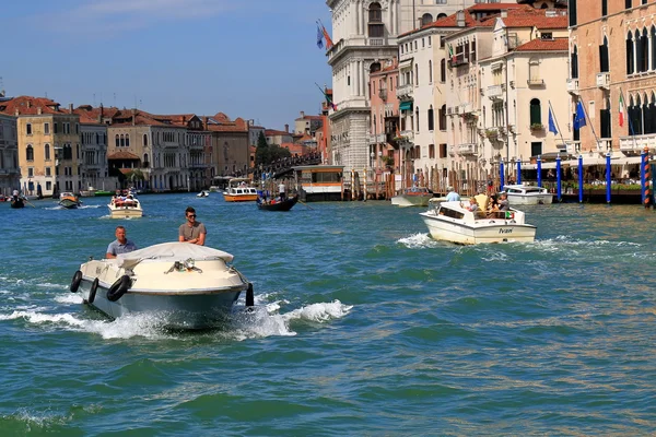 Pessoas em barcos no Grande Canal em Veneza — Fotografia de Stock