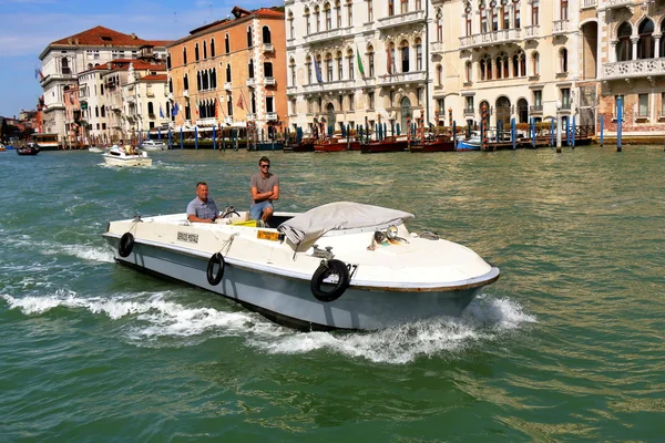 Boat Servizio Postale Velencében, Olaszországban — Stock Fotó