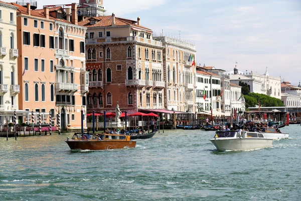 Barche e gondole con passeggeri a Venezia — Foto Stock