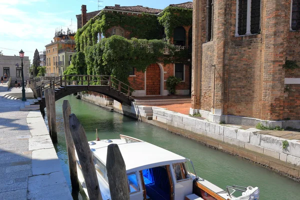 Pont en bois brun foncé sur le canal de Venise, Italie — Photo