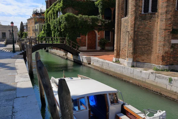 Pont en bois brun foncé sur le canal de Venise, Italie — Photo