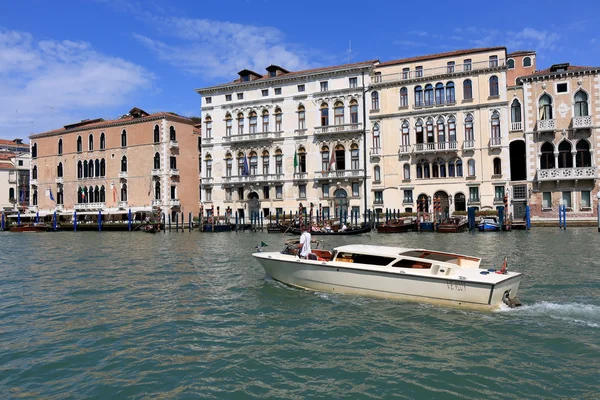 Barco taxi blanco en el Gran Canal de Venecia — Foto de Stock