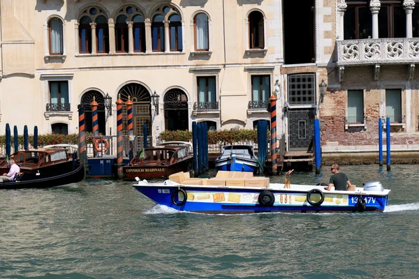 Blauw boot met kartonnen dozen in Venetië, Italië — Stockfoto