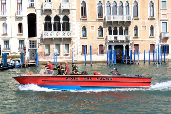 Motor boat Vigili del Fuoco in Grand Canal. Venice, Italy — Stock Photo, Image