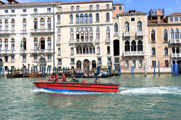 Bateau à moteur Vigili del Fuoco à Grand Canal. Venise, Italie — Photo
