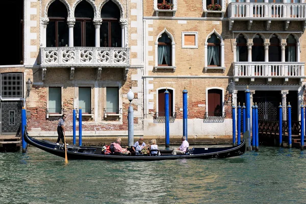 Gondola s cestujícími v Canal Grande. Benátky, Itálie — Stock fotografie