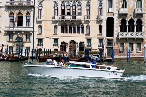 Barco de táxi branco com passageiros em Veneza, Itália — Fotografia de Stock