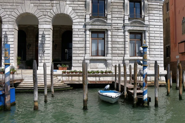 ヴェネツィアの大運河から Prefettura ・ ディ ・ ヴェネツィアへの入り口 — ストック写真