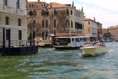 Yolcu ve vaporetto Samuele durağında ile motorlu tekne