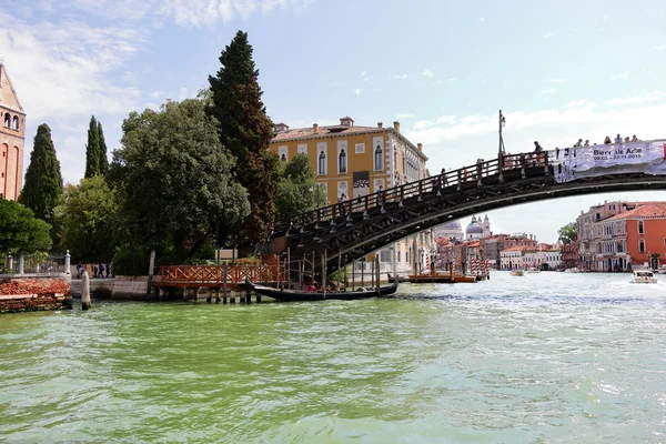 Gondole sous le pont Ponte dell'Accademia à Venise, Italie — Photo