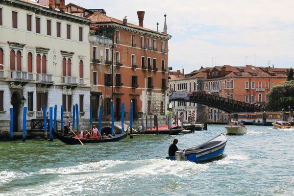 L'homme conduit le bateau à moteur bleu à Grand Canal. Venise, Italie . — Photo