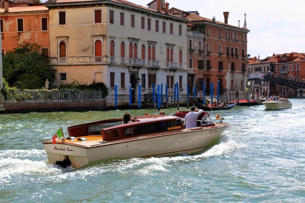 Bateau à moteur blanc avec passagers dans le Grand. Venise, Italie — Photo