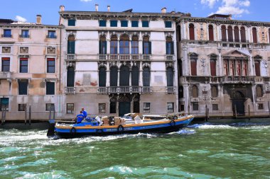 Mavi Motorlu tekne Brusato Trasporti Grand Canal, Venice içinde