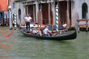 Gondolcu yolcu ile bir Gondolda kürek kürek. Venedik, İtalya