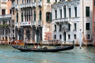 Gondolcu yolcu ile bir Gondolda kürek kürek. Venedik, İtalya