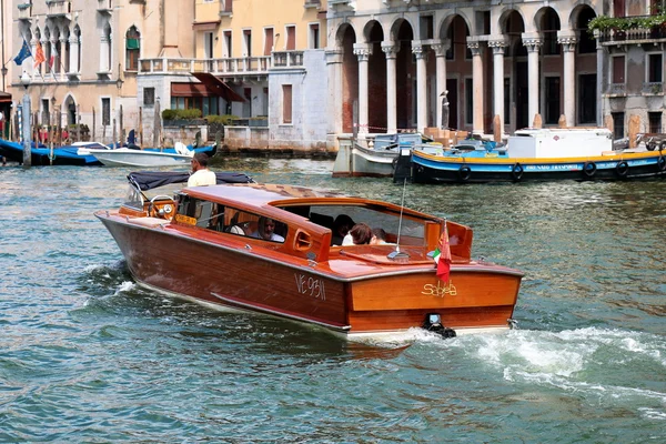 Turisták, belül a luxus víz, taxi, Velence, Olaszország — Stock Fotó