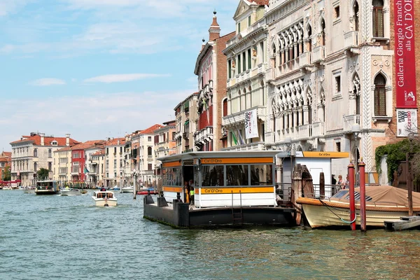 Parada de autobús acuático Ca 'D' Oro en Venecia, Italia — Foto de Stock