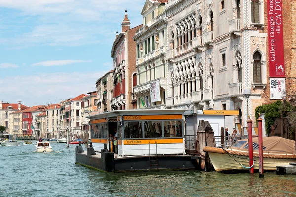 Parada de autobús acuático Ca 'D' Oro en Venecia, Italia — Foto de Stock