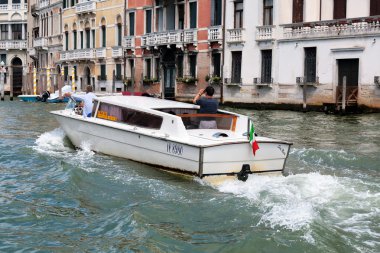 Venedik, İtalya. Yolcu beyaz tekne üzerinde bir resim yok
