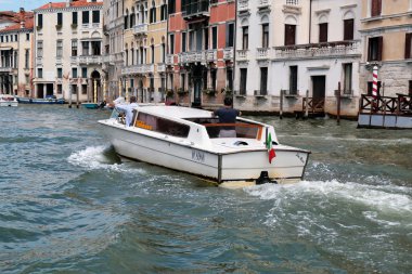 Venedik, İtalya. Yolcu beyaz tekne üzerinde bir resim yok