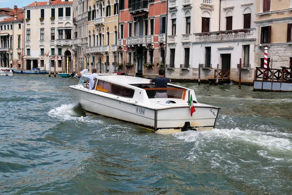 Venise, Italie. Passager sur le bateau blanc fait une photo — Photo