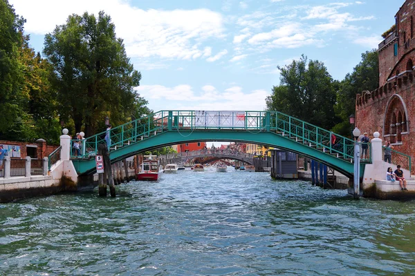 Gente en el puente Fondamenta Santa Chiara. Venecia, Italia — Foto de Stock