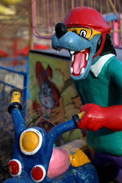 Sculptuur van de grappige wolf met motorfiets — Stockfoto