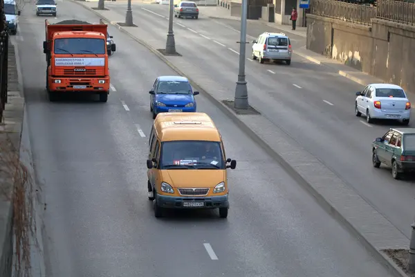 Vehicular traffic in street in morning sun — Stock Photo, Image