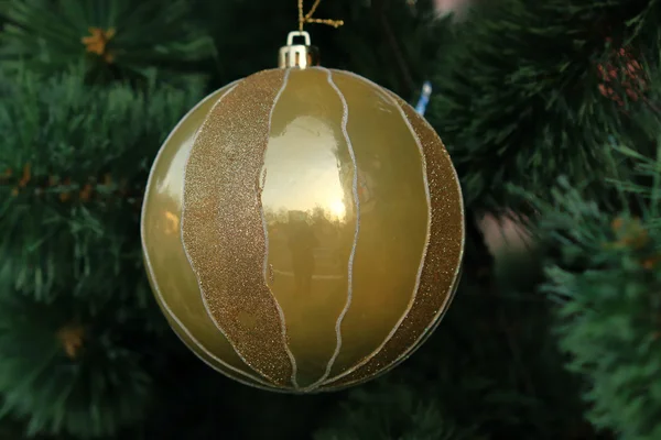 Große gelbe Kugel auf dem Weihnachtsbaum in einer Straße — Stockfoto