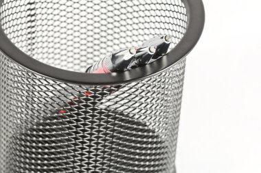 Üç çok renkli jel tükenmez kalem kalem sahibi içine