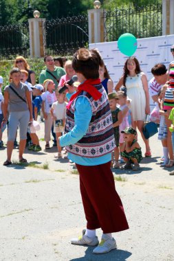 Animatörler circus yakınındaki insanlar eğlendirmek