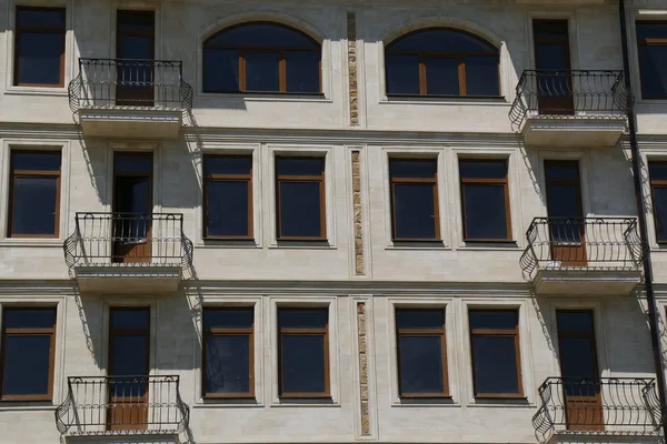 Janelas e varandas de edifício moderno em estilo retro . — Fotografia de Stock
