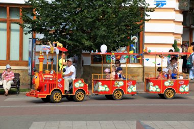 Çocuklar üzerinde kırmızı bir lokomotif sürme