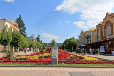20 Haziran 2002 yılında Kislovodsk sel düzeyini gösteren işaret
