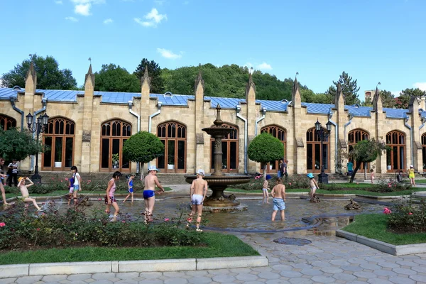 Les enfants se baignent dans la fontaine à Kislovodsk, Russie — Photo