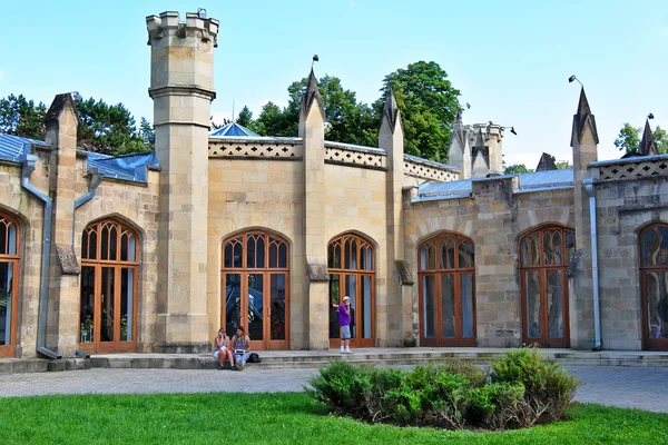 People near the building of Narzan Gallery in Kislovodsk — Stock Photo, Image