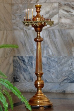 Altın şamdan yanan mumlar